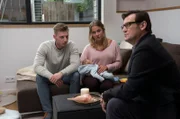 Vertraut Lars (Ingo Naujoks, r.) der Aussage von Anja (Cosima Lehninger, M.) und Oliver Isenberg (David Mullikas, l.)?