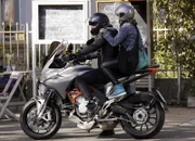 Daphne (Johna Fontain) setzt sich auf das Motorrad ihrer Internetbekanntschaft.