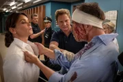 Als Dr. Haase (Fabian Harloff, M.) einen Patienten (Komparse) ins EKH einliefert, verhält sich dieser Dr. Jonas (Gerit Kling, l.) gegenüber aggressiv. Während sie darauf professionell reagieren, muss Hans (Bruno F. Apitz, 2.v.l.) seine neue Kollegin Pinar (Aybi Era, 3.v.l.) zurückhalten.
