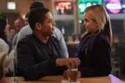 Charlie Barnett als Peter Mills und Mena Suvari als Isabella.