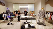 Ein wichtiger Geschäftstermin steht an. "In The Heart of Europe" eröffnet die Familie ihren ersten Roberto Geissini Shop.; Ein wichtiger Geschäftstermin steht an. „In The Heart of Europe“ eröffnet die Familie ihren ersten Roberto Geissini Shop.