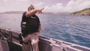 CBP AMO Agent Jeff zeigt auf eine Stelle an Land, an der er einen Drogenballen zu sehen glaubt. (Lucky 8 TV/Sharon Manente)