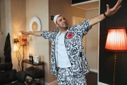 Te Berberi Folge 7 – DN-Haar In seinem Element: Vedat Bajrami als Rocki  2024 Regie: Jyri Pasanen  Drehbuch: Arne Kohlweyer, Garrick Lauterbach, Urs Humbel Produktion: Shocki Film