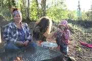 Sonta Roach kocht mit Sydney und Emry Roach. (National Geographic für Disney/Jeffrey Alexander)