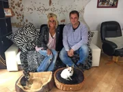 Sobald Frauchen Adriana Kurek ihre geliebten Chihuahua Rüden "Mino" und "Gino" streicheln möchte, werden die beiden zur Furie und beißen gnadenlos zu. Ein Fall für Hundeprofi Martin Rütter!