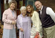 10 Uhr im Ersten. Die Sonnbichlers bieten Almuth an, zu ihnen zu ziehen. v.l.n.r. Hildegard (Antje Hagen), Almuth (Bruni Löbel), Marie (Isabella Jantz) und Alfons (Sepp Schauer).