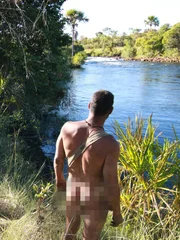 Gary Golding stößt auf einen nahe gelegenen Fluss.