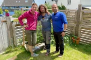 v.l. Gartenbloggerin Uta Grünwald, Ben Trawinski, Gartenbaumeister Mehmet Gürenc vor dem Tomatenhochbeet