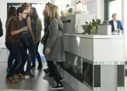 Die Party in der Nobelvilla ist im vollen Gange, nur Jannis fühlt sich nicht wohl. (v.l.n.r. Noah Alibayli, Luna Kuse, Maximilian Scharr)