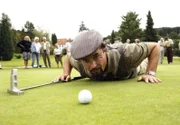 Den Turniersieg fest im Auge, ist Prof. Boerne (Jan Josef Liefers) nicht gerade begeistert über den Toten auf dem Golfplatz.