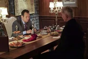 Gibbs (Mark Harmon, r.) und sein Team ermittelt in einem neuen Fall. Doch was hat Anton Pavlenko (Lev Gorn, l.) damit zu tun?