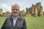 Christopher Clark in der Festungsstadt Fasil Ghebbi in Äthiopien. Hier legte Kaiser Fasilidas ein Feldlager aus Stein an, das sich zur Residenz während der Regenzeit entwickelte.