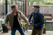 Finn (Sven Martinek, l.) schlägt Michael Vogt (Jürgen Heinrich, r.) das Gewehr aus der Hand.