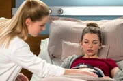 Anne Sommer (Magdalena Höfner, r.) ist Julia Bergers (Mirka Pigulla, l.) Kinderwunschpatientin. Sie hat bereits leichte Wehen und Julia nimmt sie in der Klinik auf.