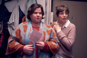 Elli (Nadine Wrietz, l.) und Claudia (Charlotte Bohning, r.) haben eine Neuigkeit, die sie ihrem Sohn nicht länger vorenthalten können.