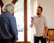 Michael McConnell (Matt Craven, li.) und Grey McConnell (Jake Johnson, re.)
