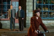 James Herriot (Nicholas Ralph, M) wird Zeuge, als Connie (May Clark, r) ihre Beziehung zu Tristan Farnon (Callum Woodhouse) beendet.