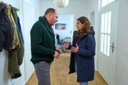 Kommissarin Lilly Funke (Tatjana Kästel, r.) befragt Sozialarbeiter Andreas Straub (Martin Lindow, l.). Der Ehemann des Opfers behauptet, mehrfach in dessen Männerhaus Zuflucht gesucht zu haben. Ist das die Wahrheit?