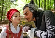 Rotkäppchen (Amona Aßmann) und der böse Wolf (Edgar Selge).