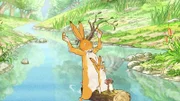 Der große und der kleine kleine braune Hase sowie die kleine Feldmaus schwimmen auf einem Holzstamm den Fluss hinab.