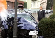 Mick (Tobias Rosen) wird Zeuge, wie Bente mit dem Auto gegen einen Laternenpfahl knallt und der Wagen droht, in Flammen aufzugehen.