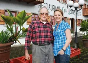 SF unterwegs - Costa Rica Schweizer Auswanderer Franz Ulrich mit Moderatorin Wasiliki Goutziomitros