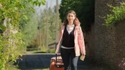 Mia (Margot Nuccetelli) ist mit ihrem Gepäck auf dem Weg zu ihrem Praktikumsplatz. Sie wird die Tierärztin Dr. Carina Amato einige Zeit als Praktikantin unterstützen.