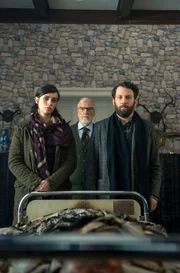 v.l.n.r.: Kira Dorn (Nora Tschirner) mit Prof. Eisler (Ernst Stötzner) und Lessing (Christian Ulmen).