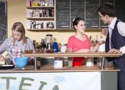Olivia (Holly Geddert, 2.v.re.) flirtet mit Lennard (Maximilian Braun, re.). (Luna Kuse, li.)