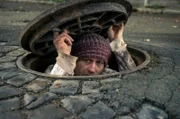 Gobi (Jürgen Vogel) schaut vorsichtig aus seinem Versteck.