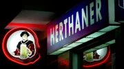 Die typische Eckkneipe ist seltener geworden, ausgestorben ist sie nicht. Sie gehört zu Berlin wie Bulette, Molle und Currywurst. Manchmal ist sie Familienersatz, manchmal schlicht Zufluchtsort vor der Einsamkeit. An manchem Tresen lassen sich treffliche Milieustudien betreiben. rbb Reporter Ulli Zelle hat einige Kneipen besucht so vielfältig wie die Stadt.