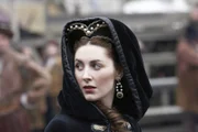 Während Lady Herford (Emma Hamilton) sich dafür einsetzt, dass die Hinrichtung für Anne Askew so schmerzlos wie möglich über die Bühne geht, suchen Bishop Gardiner und seine Alliierten Hilfe und Unterstützung bei Lady Mary ...