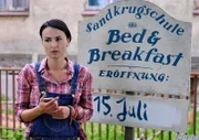 Kiki (Mimi Fiedler) wird ihren geplanten Eröffnungstermin nicht halten können und überlegt, ihre Freundinnen anzurufen.