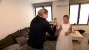 Celina freut sich auf ihre Erstkommunion in einem schönen Kleid