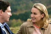 Tanja (Christina Athenstädt, rechts) gesteht Christian (Francis Fulton Smith), dass Sie bei Ihm einziehen möchte.