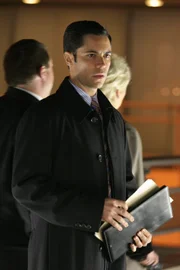Am Ort des tragischen Unfalls, bei dem Sloane vor zehn Jahren ums Leben kam, hofft Det. Scott Valens (Danny Pino) Antworten auf ungeklärte Fragen zu finden ...