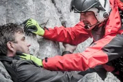 Hans Gruber (Heiko Ruprecht, r.) findet seinen schwer verletzten Bruder Martin (Hans Sigl, l.) am Berg.