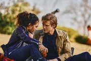 Riley Davis (Tristin Mays, l.); Angus MacGyver (Lucas Till, r.)