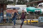 Finn Kiesewetter (Sven Martinek, l.) und Lars Englen (Ingo Naujoks, r.) verfolgen einen Verdächtigen.