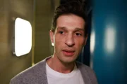 Deniz (Igor Dolgatschew) ahnt unwohl, was in Charlie vorgeht, als die sich aufgewühlt entzieht.