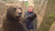 Bär Ben ist 10 Monate alt und wiegt 60 Kilogramm. Es wird Zeit, dass er mit seiner Schwester Lilly ein neues Zuhause bekommt.