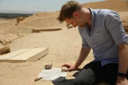 Chris Naunton in der Pyramide von Deir el Medina