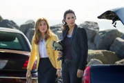 Dr. Maura Isles (Sasha Alexander, l.) und Jane Rizzoli (Angie Harmon) wegen eines Mordfalls an den Strand im Hafengebiet gerufen.