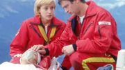 Dr. Thaler (Roswitha Meyer) und Enrico Contini (Tom Mikulla) sorgen sich um Biggi Schwerin (Sabine Petzl), die bei einem Rettungsversuch in den Bergen abgestürzt ist. Biggi muss dringend ins Krankenhaus, wer aber soll den Heli fliegen?