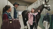 Mia (Margot Nuccetelli, r.) macht ein Praktikum bei der Tierärztin Dr. Carina Amato (Claire Schuyffel, l.). Gleich am ersten Tag fährt sie mit ihr zum Hof eines Pferdestallbesitzers (Lawrence Sheldon, M.), dessen Pferd an einer Erkältung leidet. Mia liebt Pferde und kann Carina gleich bei ihrer Arbeit unterstützen.