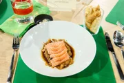 Das "Küchenschlacht"-Gericht Lachs-Sashimi mit Nori-Pfefferkruste auf Apfel-Ingwer-Bett und Brotsticks, Vorspeise von Stefan Zitzmann