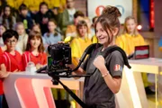 Heute wird das Aufnahmeteam im Studio von Kamerakind Cara unterstützt.