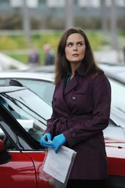 Brennan (Emily Deschanel) beeindruckt das Filmteam mit ihrer Arbeitsweise bei der Aufklärung des Mordes.