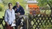 Herr Paschulke (Helmut Krauss, r.) warnt Yasemin (Sanam Afrashteh, l.). Unheimliche Vorkommnisse und grässliche Geräusche zeigen an, dass ein Unglück geschehen wird.