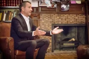 Hat seine eigenen Theorien zum aktuellen Fall und die decken sich natürlich nicht mit denen von Holmes: Gareth Lestrade (Sean Pertwee), ein alter Kollege von Holmes aus Scotland Yard-Zeiten ...